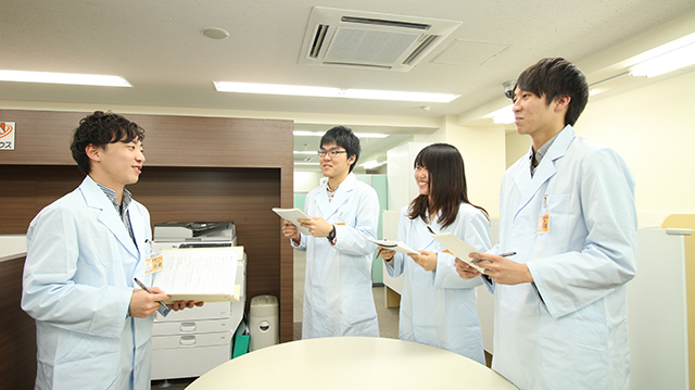 指導者同士が談笑しているような写真